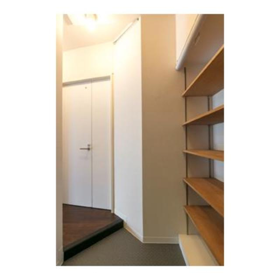 靴を置けるようなシューズ棚があります。※写真は同タイプ住戸です。