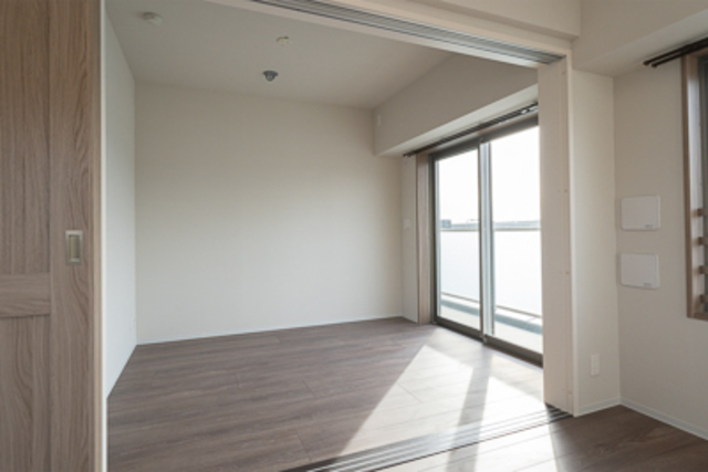 陽の光が沢山取り込める窓ので、開放的なお部屋になってます！
※写真は同タイプ住戸です。