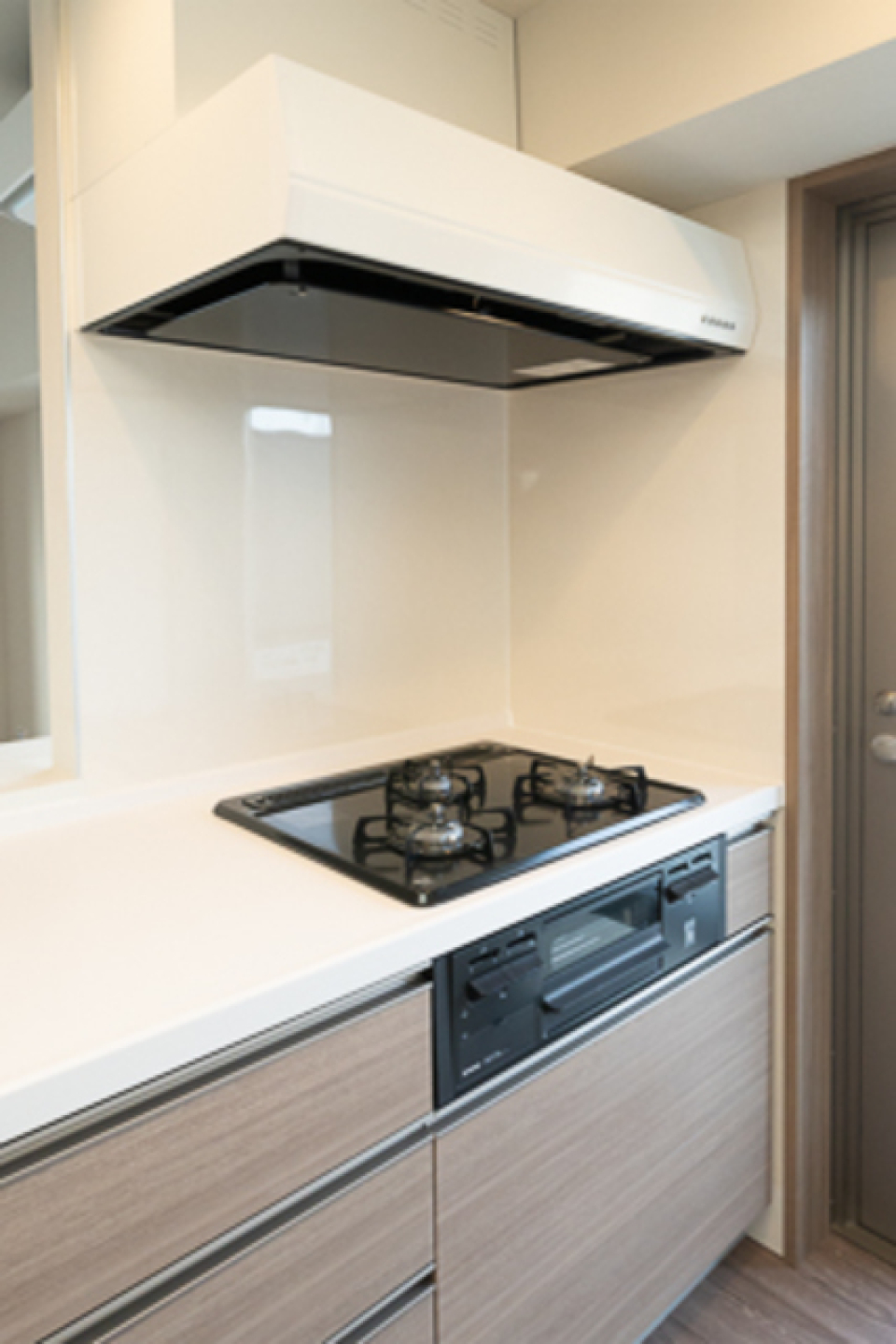 ご覧ください。こちらがあの有名な、3口コンロです。料理の幅が広がりますね。
※写真は同タイプ住戸です。