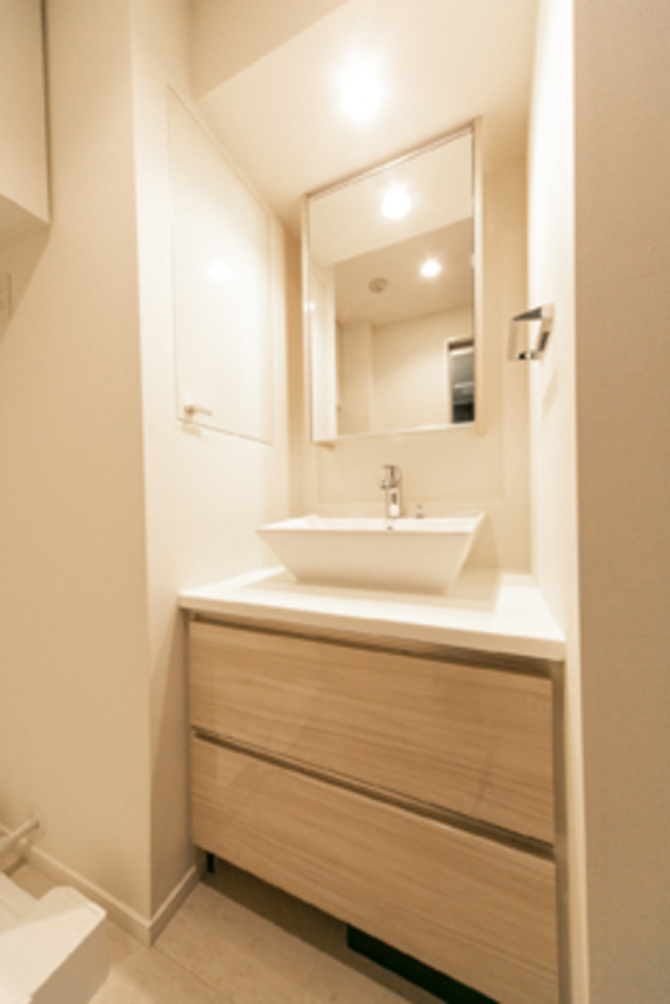 綺麗な線絵面室で支度もウキウキ♪