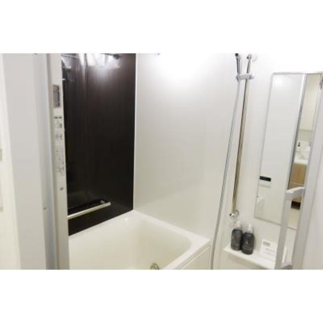 ダークブラウンのアクセントウォールがオシャレ感を増す