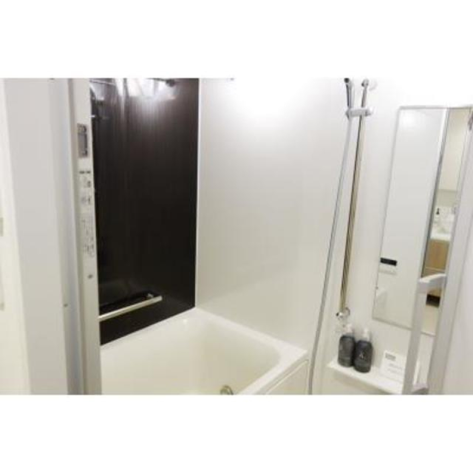 ダークブラウンのアクセントウォールがオシャレ感を増す