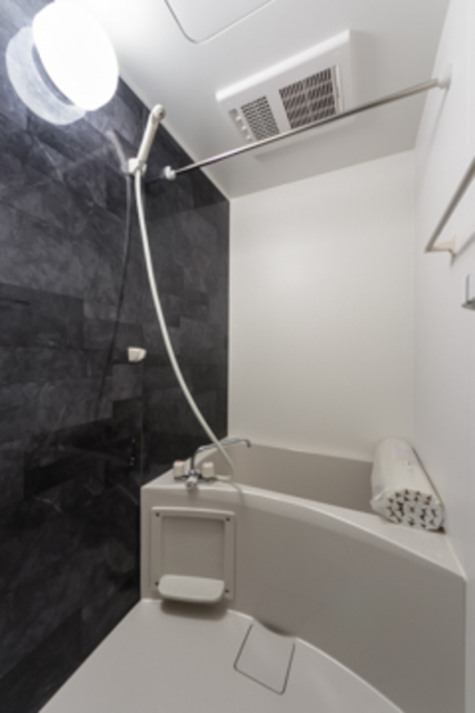 ダークなパネルが導入されている浴室です。※写真は同タイプ住戸です。