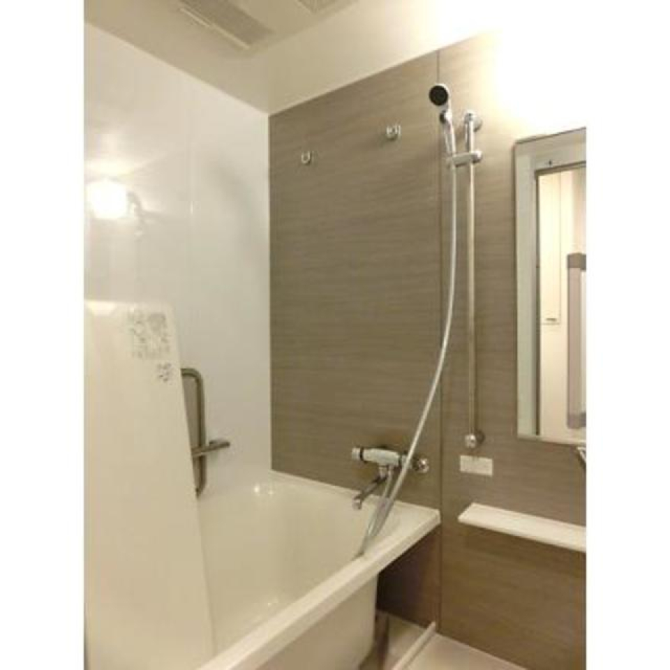 木目調の壁紙がオシャレ感を増す