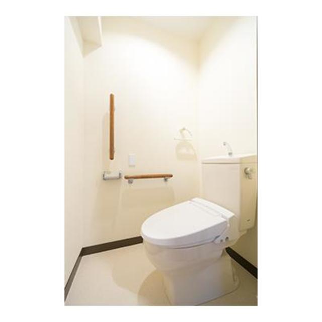 手すり付きのトイレ。※写真は同タイプ住戸です。