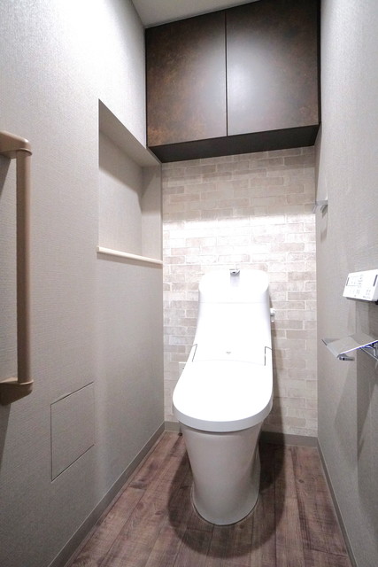 棚があるので掃除用具を整理整頓しやすそうです。※写真は同タイプ住戸です。