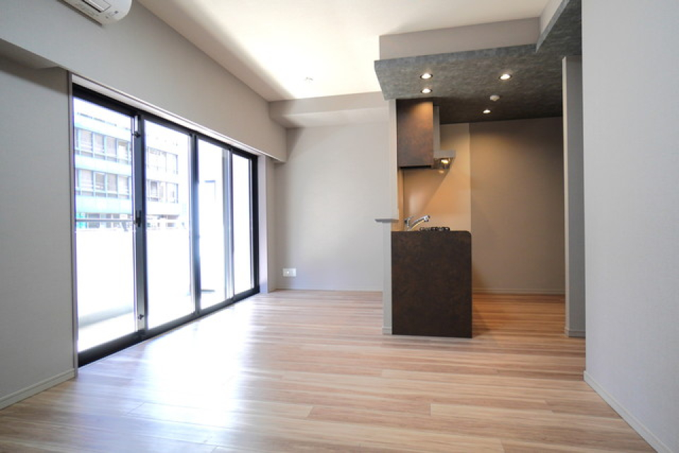 ３口のガスコンロからリビングとバルコニーを望むことが出来ます。※写真は同タイプ住戸です。