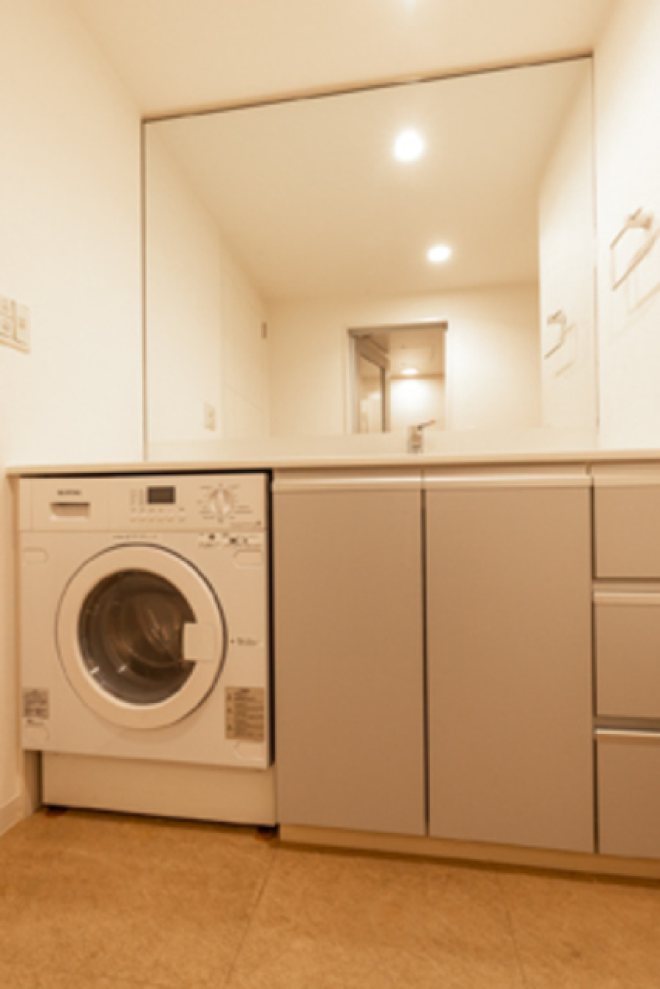 洗濯機が設置されたタイプの洗面台です。※写真は同タイプ住戸です。