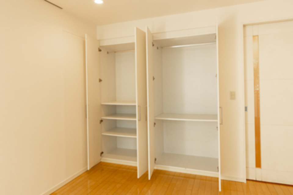 収納を開けた時の様子。※写真は同タイプ住戸です。