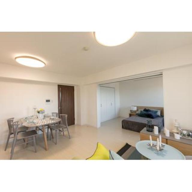 二つの大きいシーリングライトで明るい室内※写真は同タイプ住戸です。