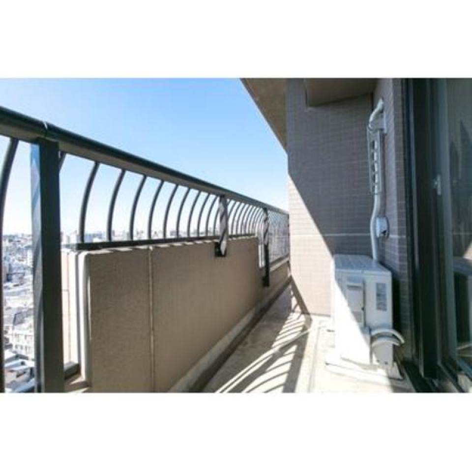 お部屋をぐるっと囲むバルコニーが特徴的※写真は同タイプ住戸です。