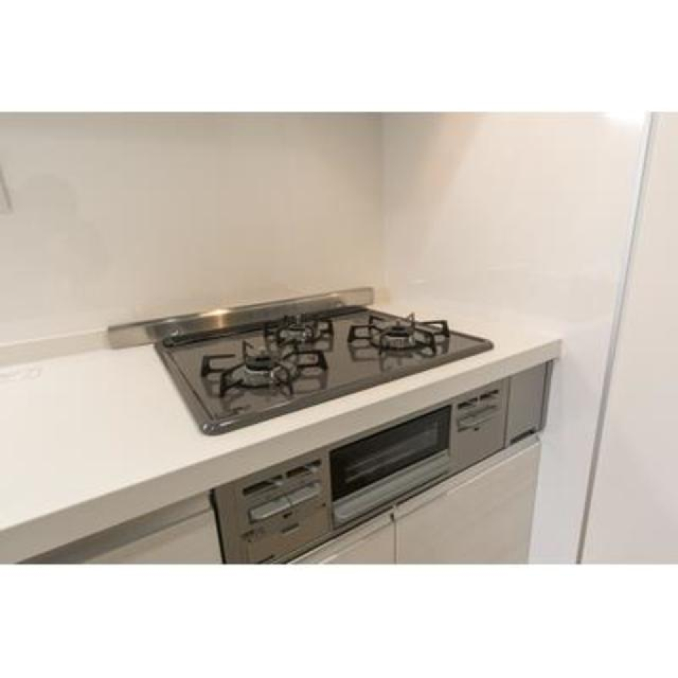 コンロは便利すぎる三口仕様※写真は同タイプ住戸です。