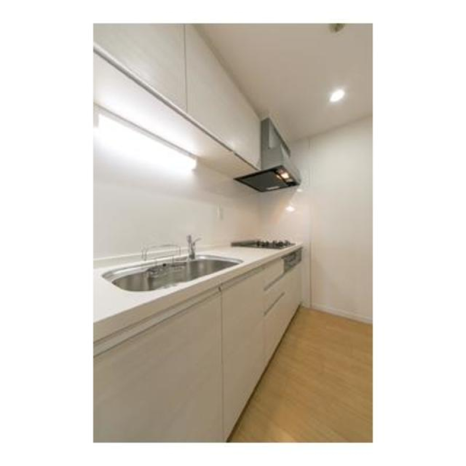 白でまとめられたキッチン※写真は同タイプ住戸です。