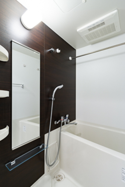 浴室はシックに。