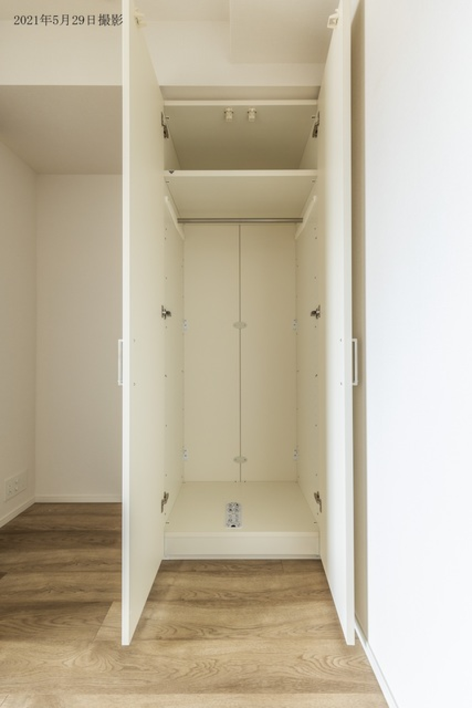 収納を開けた時の様子。※写真は同タイプ住戸です。