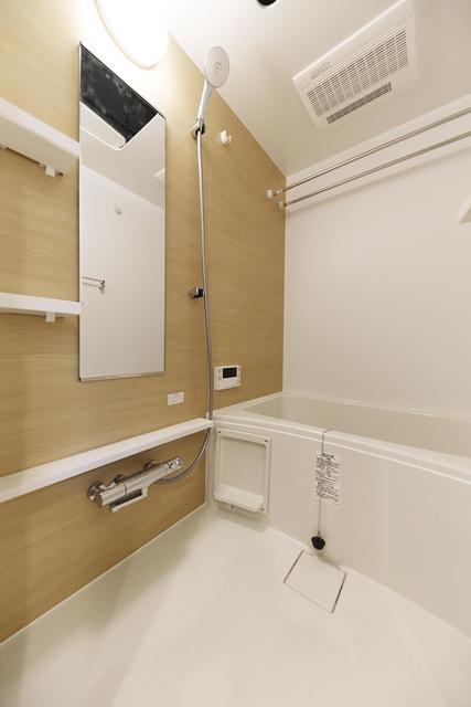 ナチュラルなパネルが導入された浴室。※写真は同タイプ住戸です。