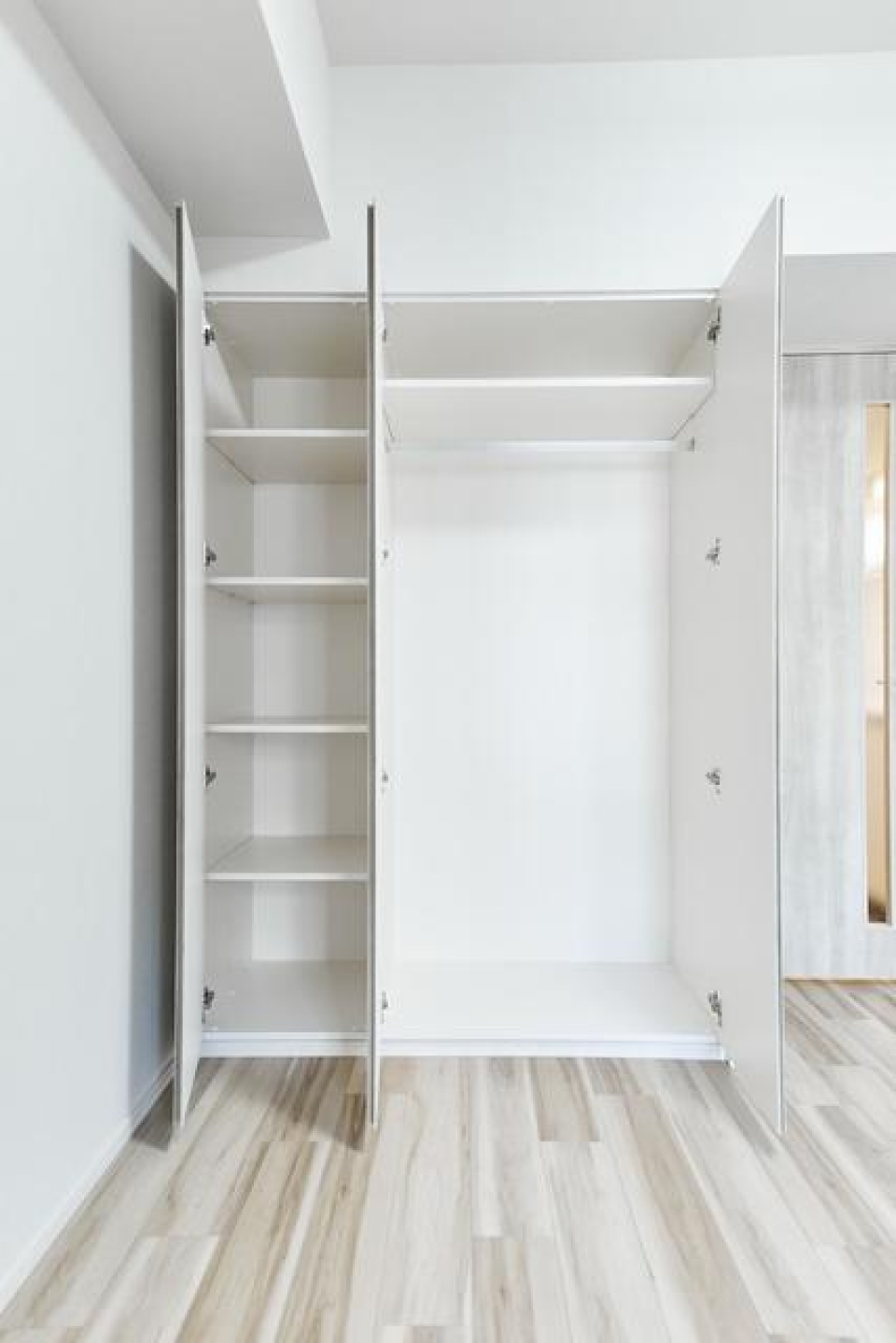 収納を開けた時の様子。※写真は同タイプ住戸です。