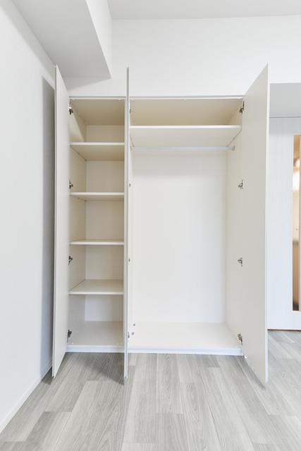 収納を開けた時の様子。※写真は同タイプ住戸です。