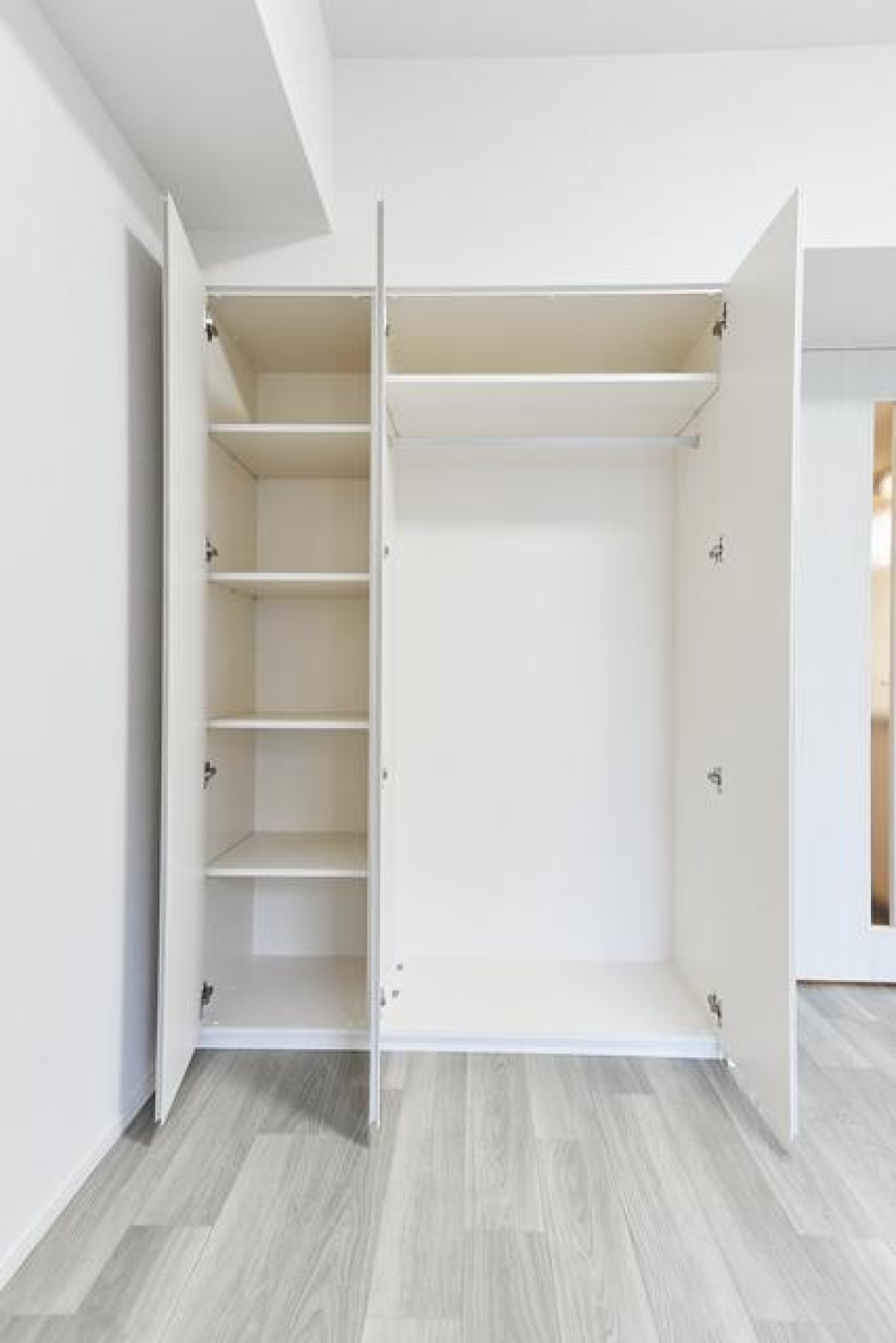 収納を開けた時の様子。※写真は同タイプ住戸です。