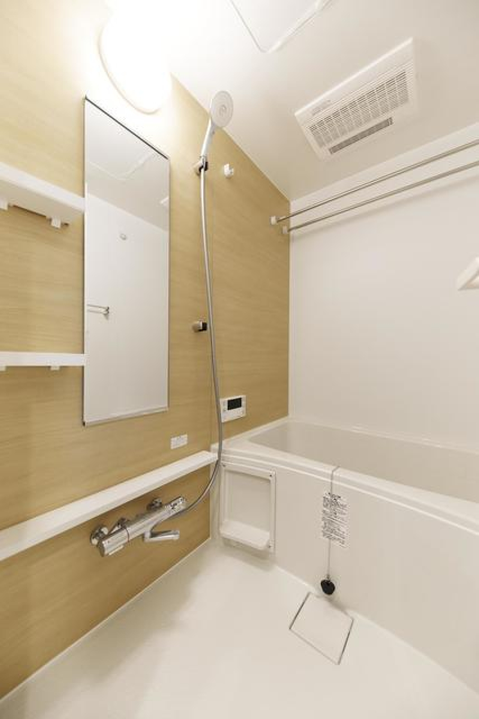 ナチュラルなパネルが導入された浴室。※写真は同タイプ住戸です。