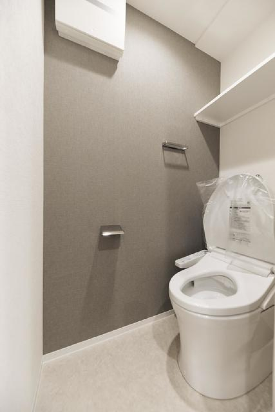 グレーのウォールが採用されているトイレです。※写真は同タイプ住戸です。