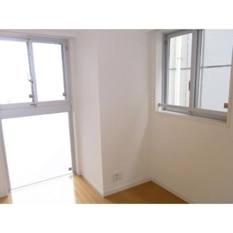 窓が二面にあるので、朝日で目覚められそうですね。※写真は同タイプ住戸です。