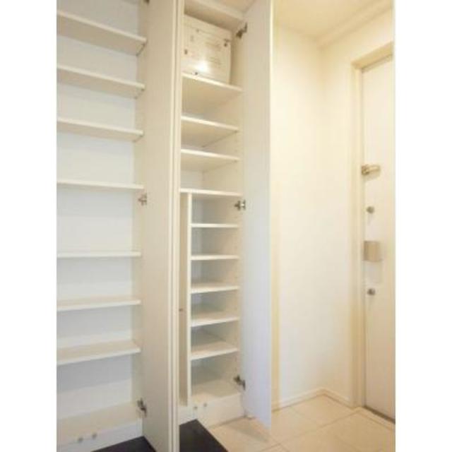 上から下までたっぷりなシューズクローゼット※写真は同タイプ住戸です。