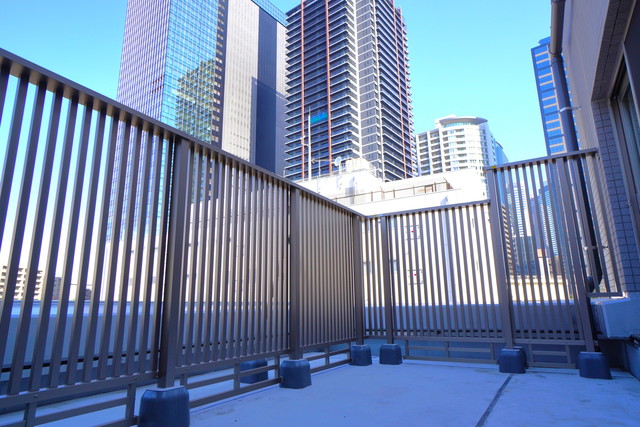 ルーフバルコニーから高いビルを眺めてみて。※写真は同タイプ住戸です。