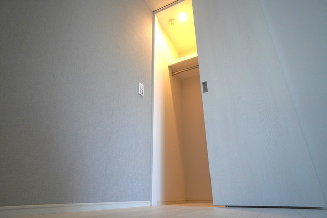 ウォークインクローゼットにアクセスが出来ます。※写真は同タイプ住戸です。