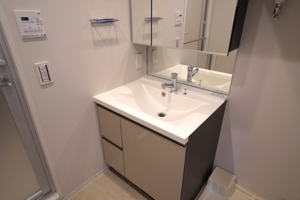 ３面鏡の独立洗面台なので、使い勝手が良さそうです。※写真は同タイプ住戸です。