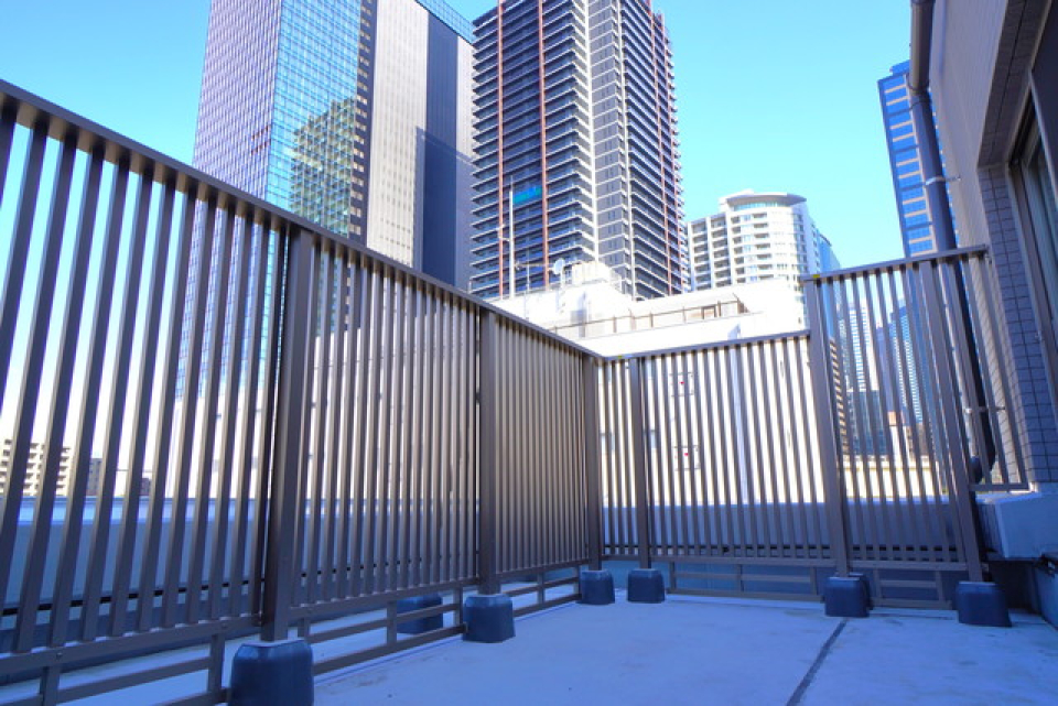 ルーフバルコニーから高いビルを眺めてみて。※写真は同タイプ住戸です。