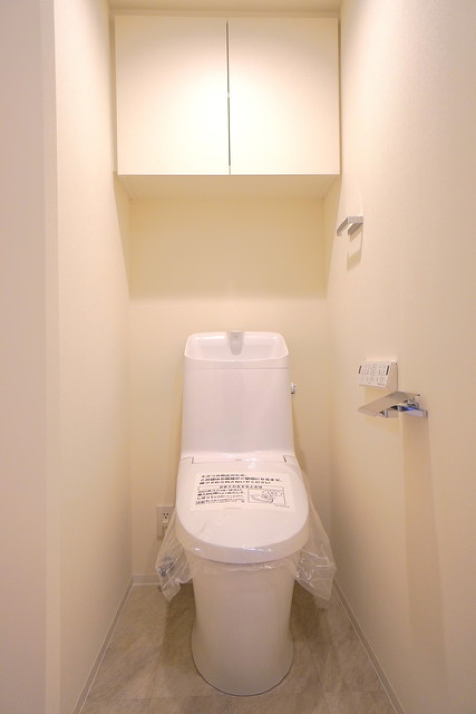 棚があるので掃除用具を整理整頓しやすそうです。※写真は同タイプ住戸です。