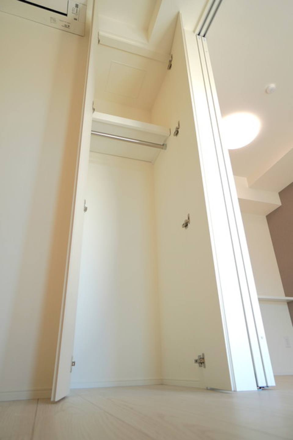 収納を開けた時の様子。※写真は同タイプ住戸です。