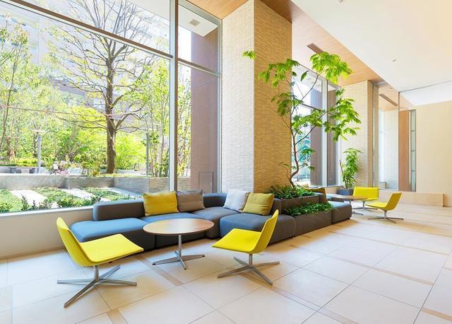 ここはホテルのラウンジ？