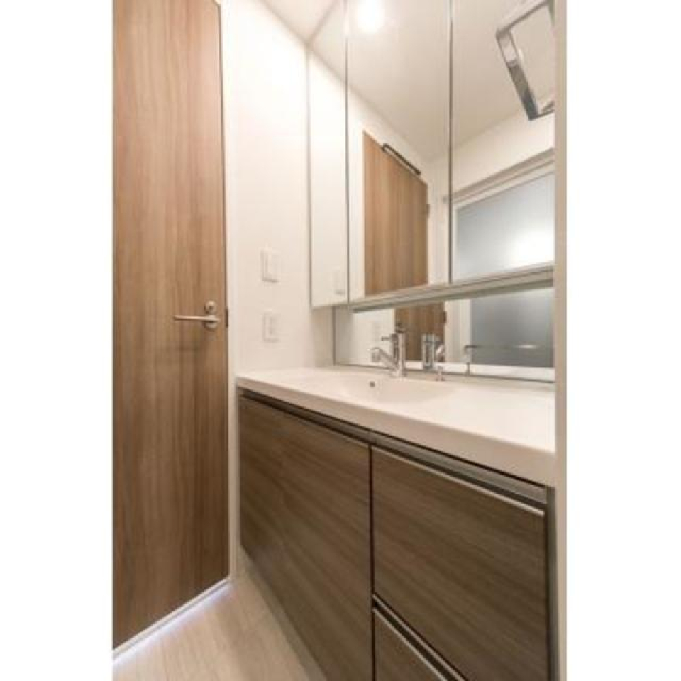 大きな鏡が特徴的な洗面室