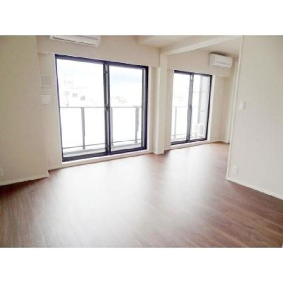 明るい日差しが入ります。※写真は同タイプ住戸です。