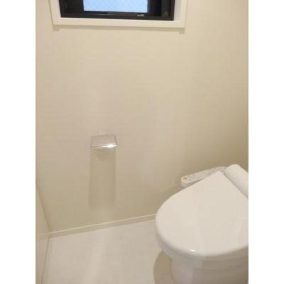 窓から光が入るトイレ。※写真は同タイプ住戸です。