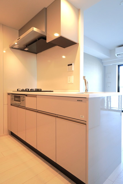 ３口のガスコンロが導入された対面式キッチン。※写真は同タイプ住戸です。