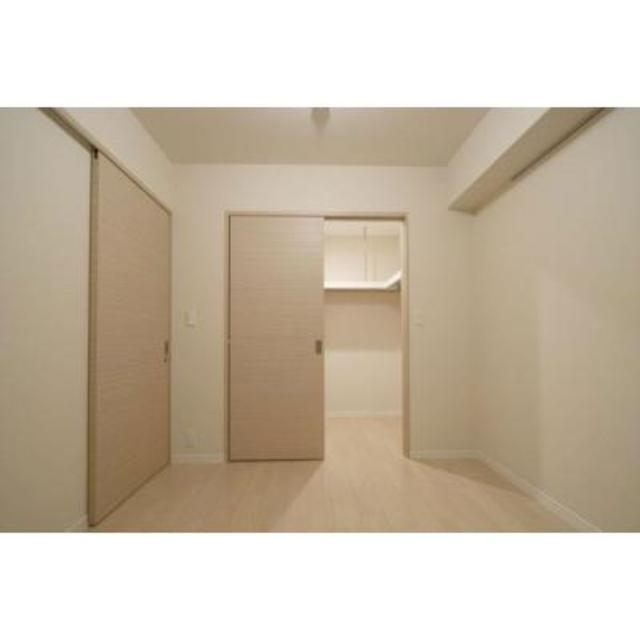 寝室。この何とも言えない落ち着いた色味が良い。※写真は同タイプ住戸です。