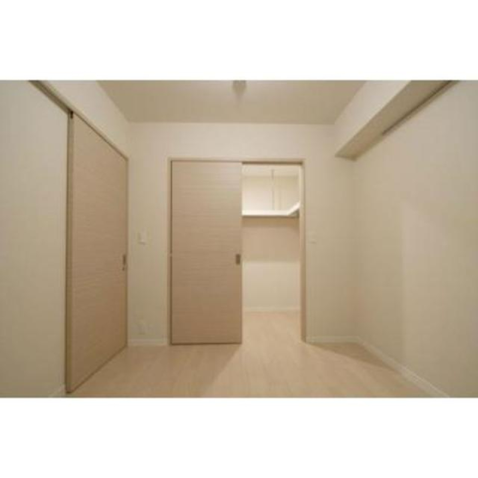 寝室。この何とも言えない落ち着いた色味が良い。※写真は同タイプ住戸です。