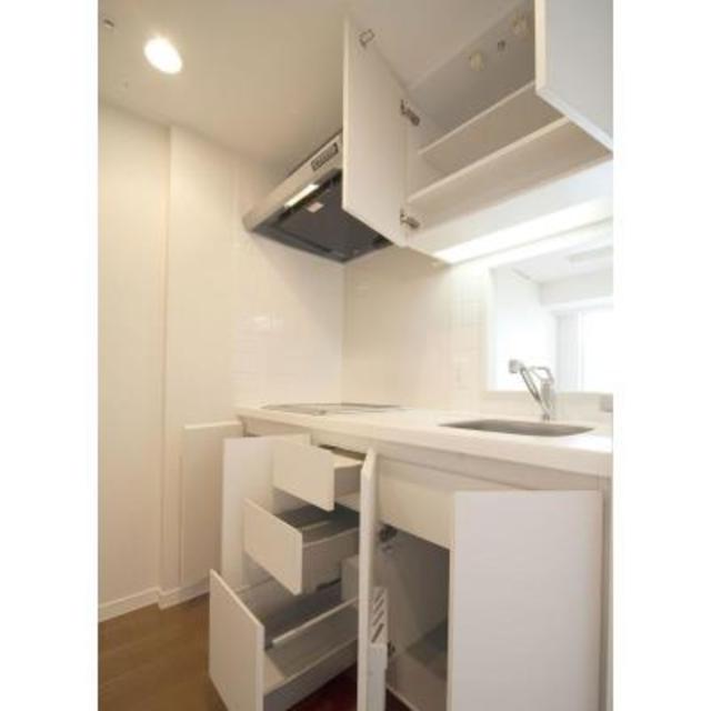 キッチンは収納がこんなにあって便利です。※写真は同タイプ住戸です。