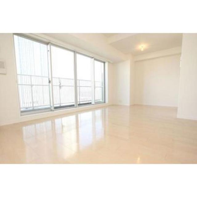 12.5帖の広々リビングで快適なひと時を過ごせます。※写真は同タイプ住戸です。