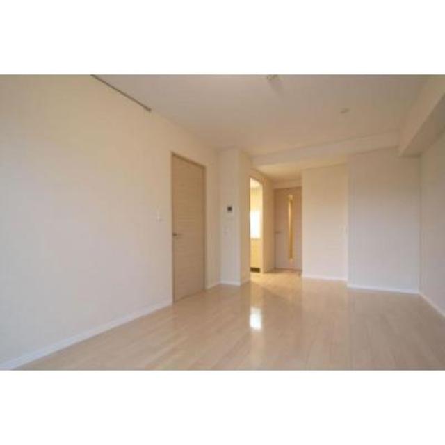 白い壁紙は部屋を広く召せてくれます。※写真は同タイプ住戸です。