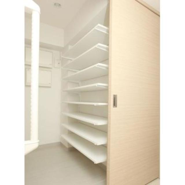 玄関横の収納もこんなにたっぷり。※写真は同タイプ住戸です。