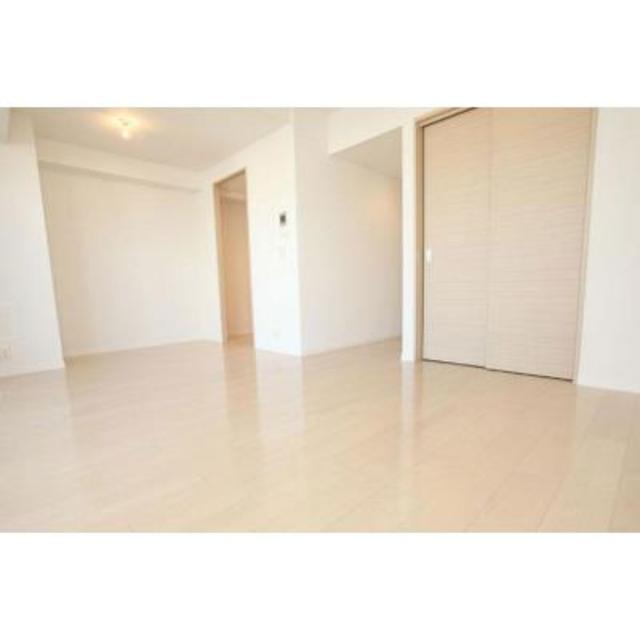 窓から入る日差しが心地よいリビングルーム。※写真は同タイプ住戸です。