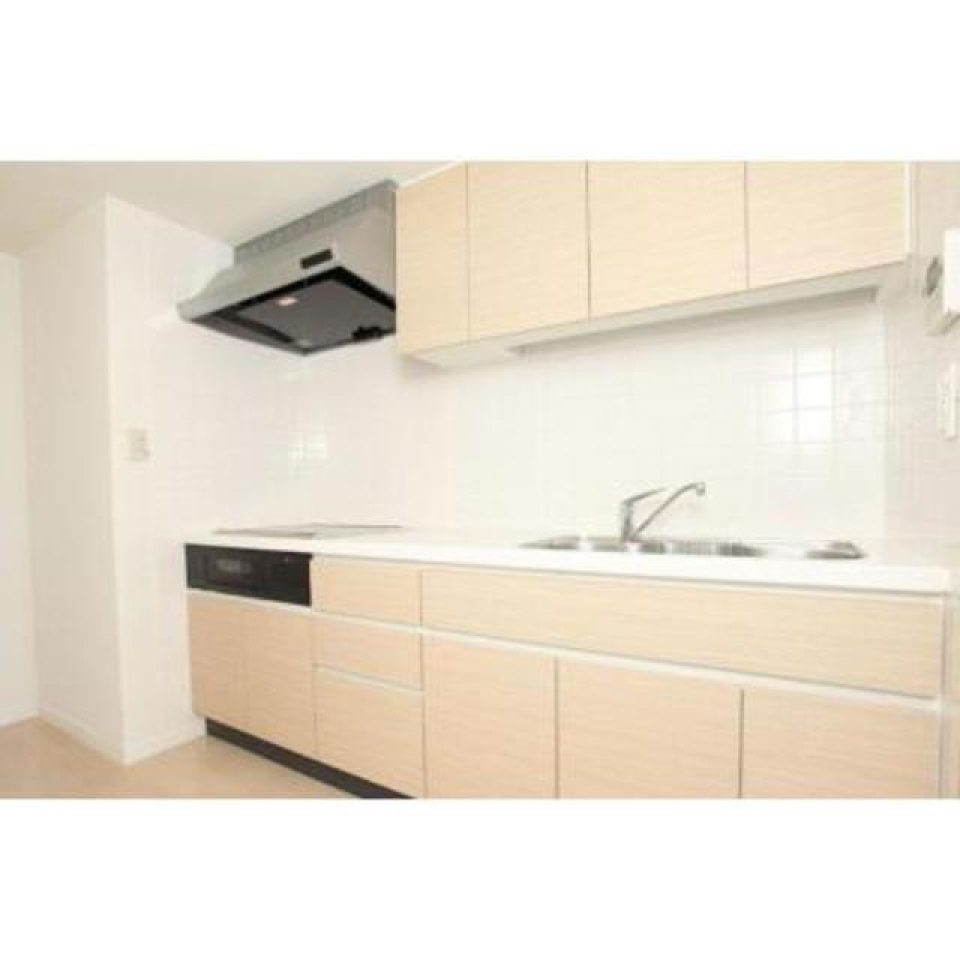 キッチンは広々使いやすいタイプ。※写真は同タイプ住戸です。