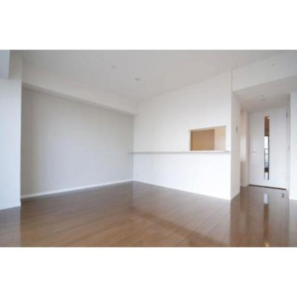 キッチンからリビングを覗く小窓がカワイイ。※写真は同タイプ住戸です。