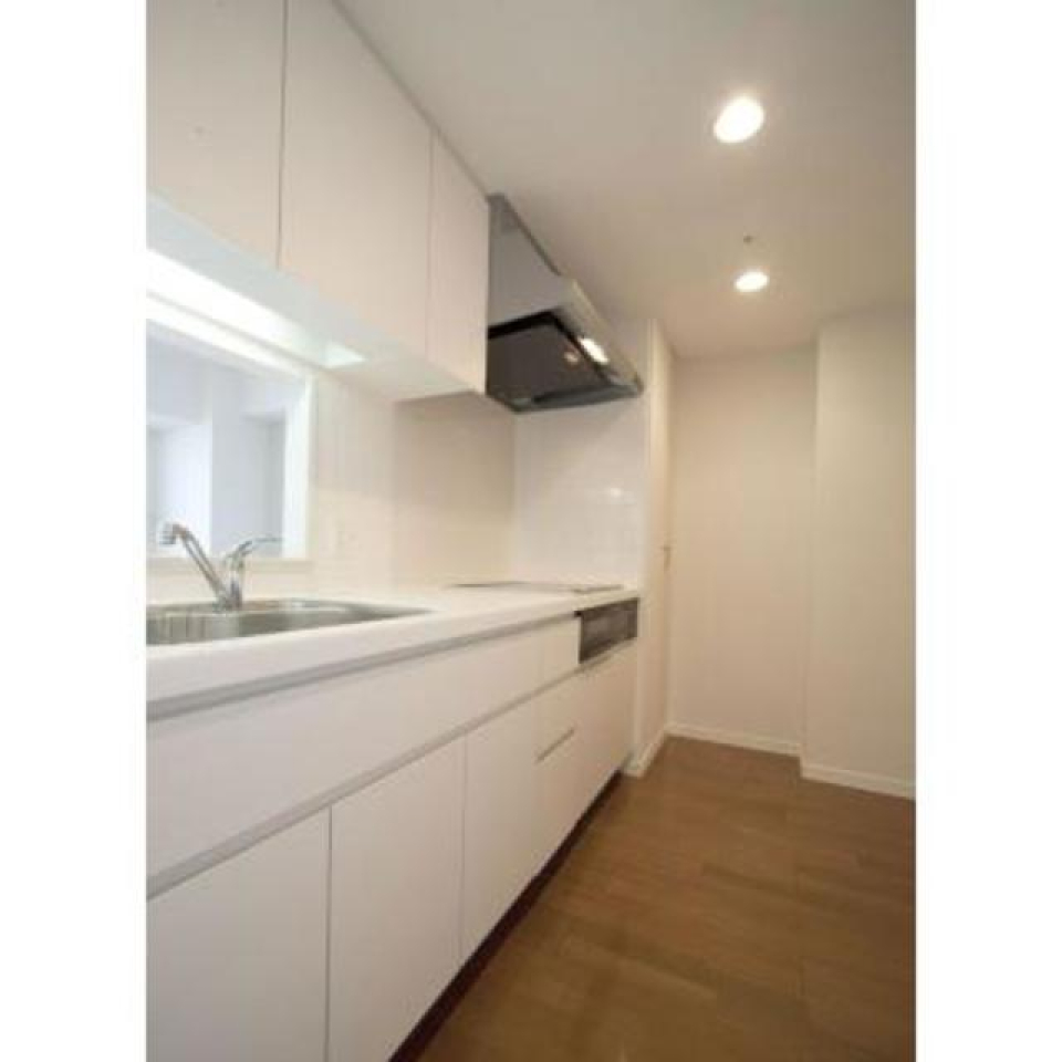 白でまとめられた、使い勝手のいいシステムキッチン。※写真は同タイプ住戸です。