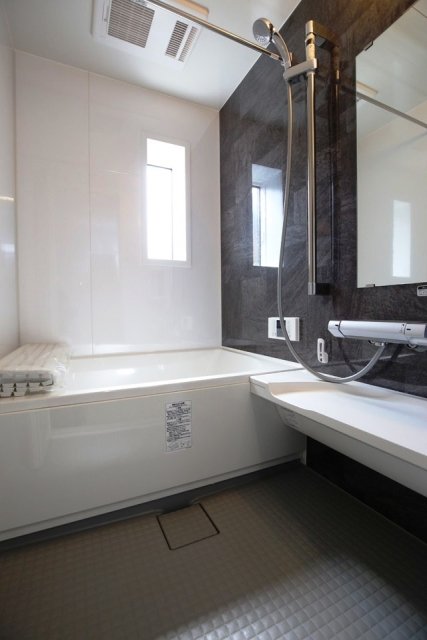 ダークのパネルがオシャレな浴室です。