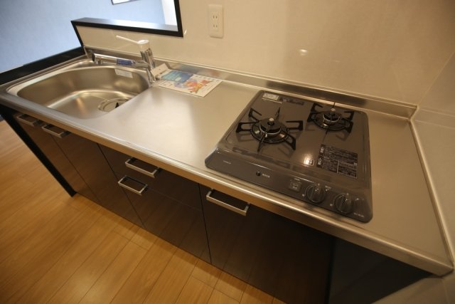 2口のガスコンロが導入されたキッチン。